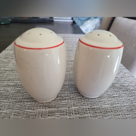 Vtg 40s Universal Potteries Cambridge Calico Fruit Salt & Pepper Shakers Set - Picture 2 of 3